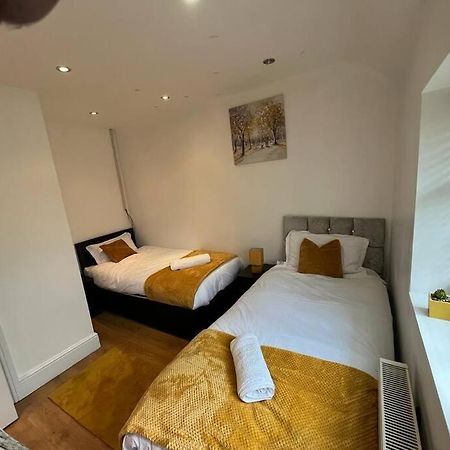 Fabulous 3 Bedroom House , Sleeps Up To 5-7 Guest. South Ockendon Buitenkant foto