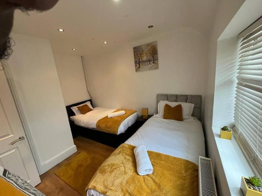Fabulous 3 Bedroom House , Sleeps Up To 5-7 Guest. South Ockendon Buitenkant foto