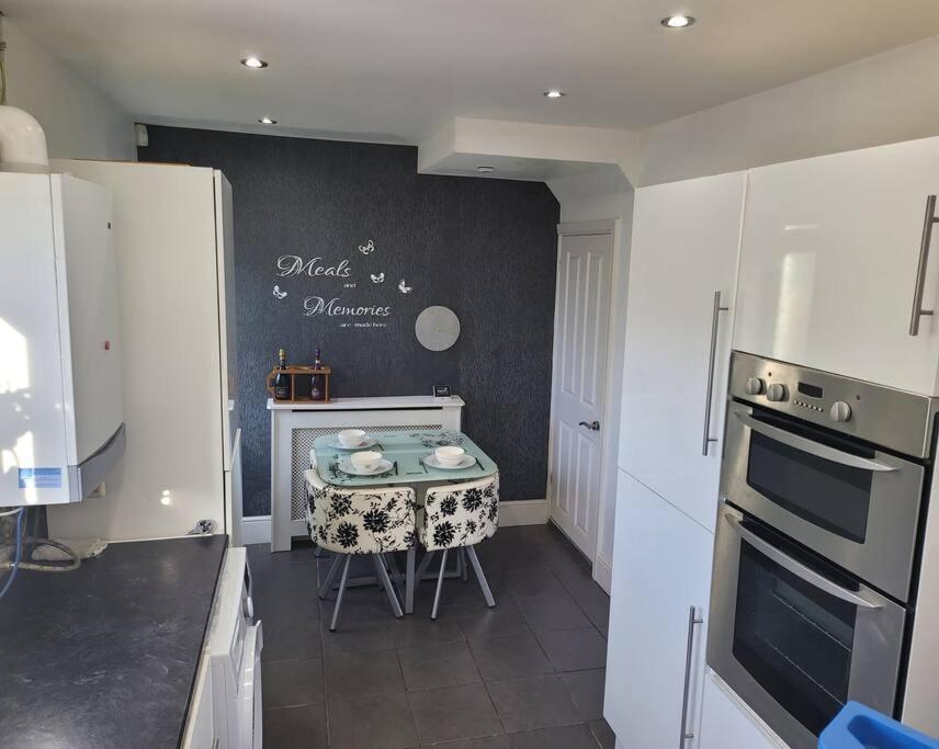 Fabulous 3 Bedroom House , Sleeps Up To 5-7 Guest. South Ockendon Buitenkant foto