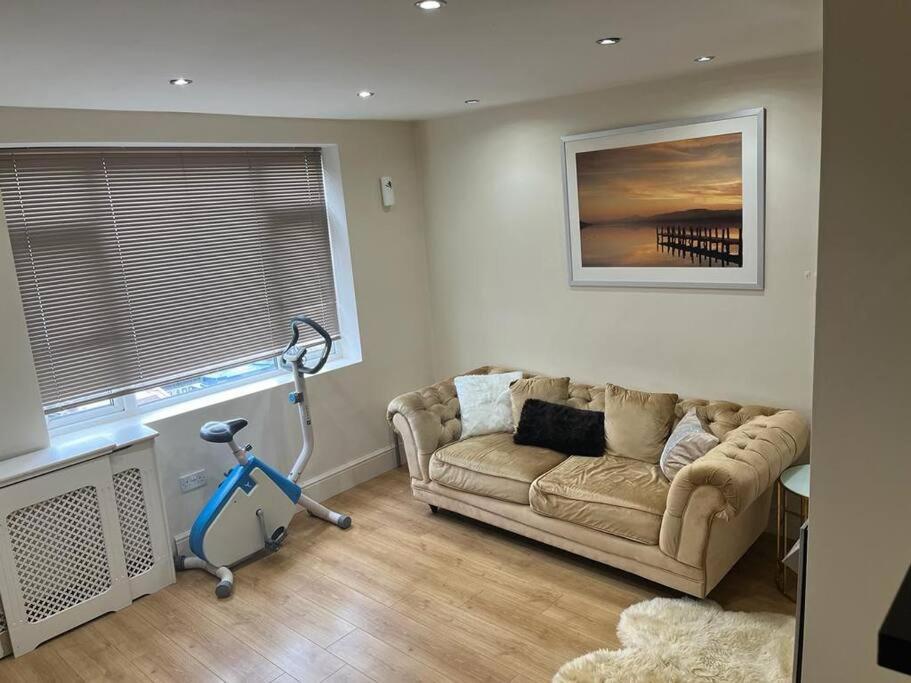 Fabulous 3 Bedroom House , Sleeps Up To 5-7 Guest. South Ockendon Buitenkant foto