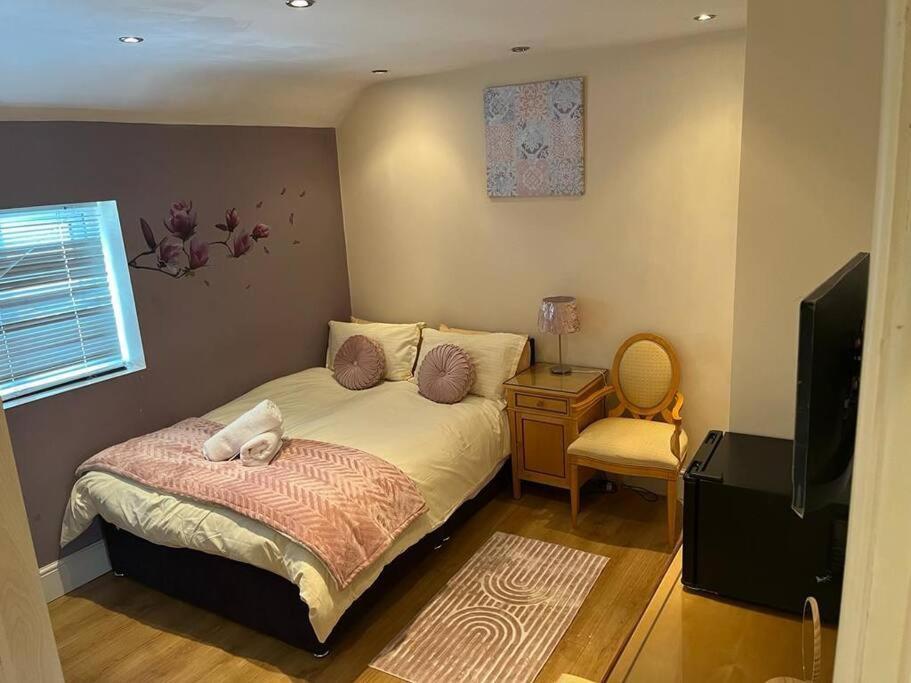 Fabulous 3 Bedroom House , Sleeps Up To 5-7 Guest. South Ockendon Buitenkant foto