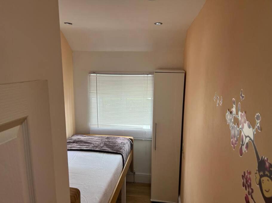 Fabulous 3 Bedroom House , Sleeps Up To 5-7 Guest. South Ockendon Buitenkant foto