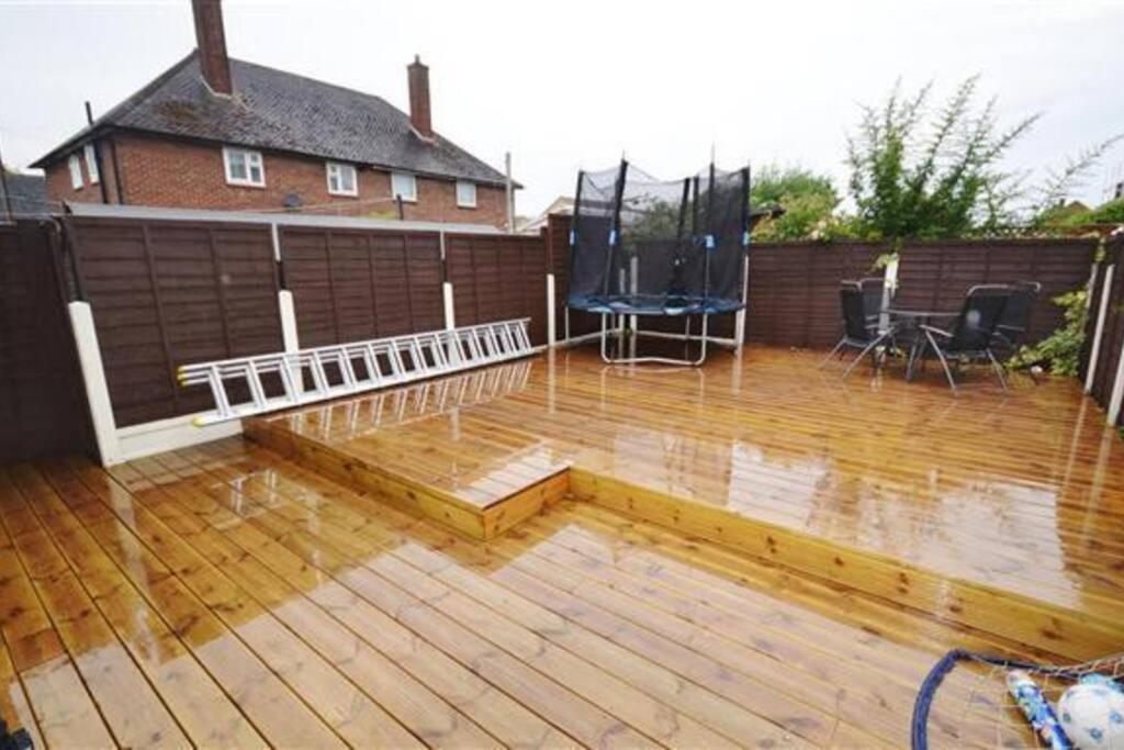 Fabulous 3 Bedroom House , Sleeps Up To 5-7 Guest. South Ockendon Buitenkant foto