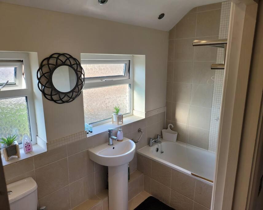 Fabulous 3 Bedroom House , Sleeps Up To 5-7 Guest. South Ockendon Buitenkant foto