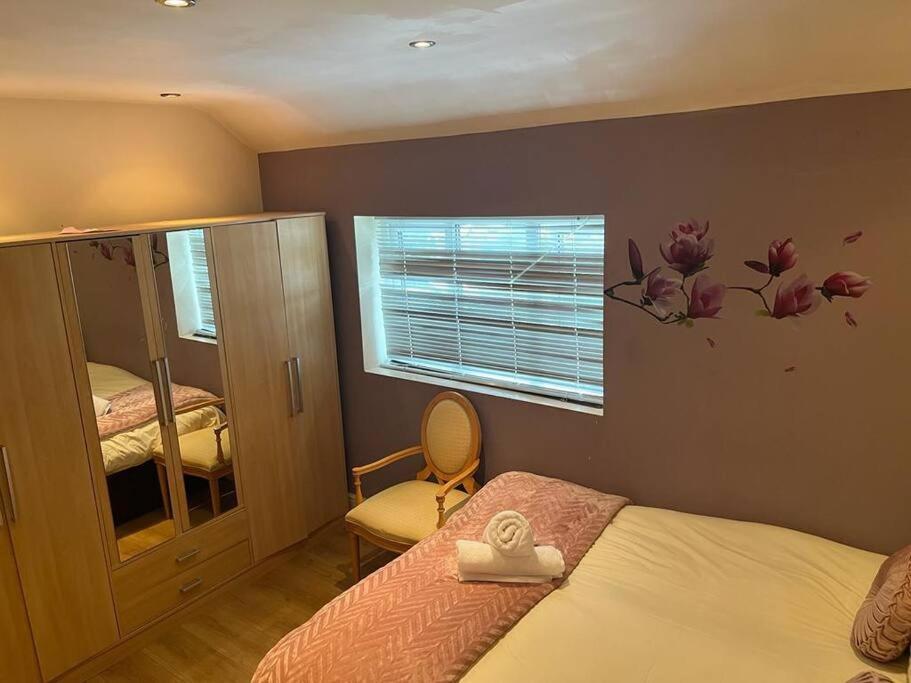 Fabulous 3 Bedroom House , Sleeps Up To 5-7 Guest. South Ockendon Buitenkant foto