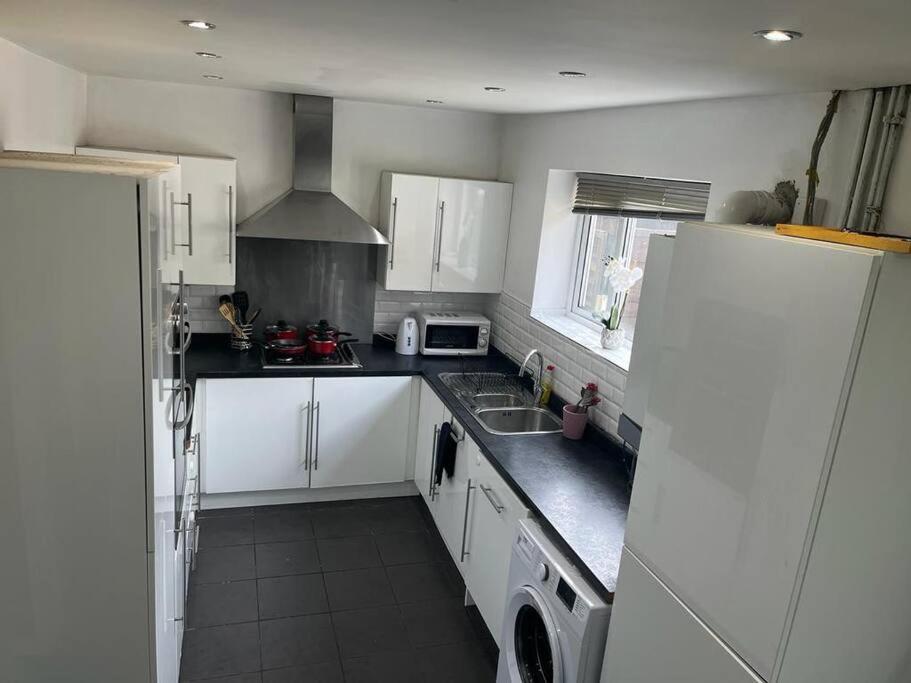Fabulous 3 Bedroom House , Sleeps Up To 5-7 Guest. South Ockendon Buitenkant foto